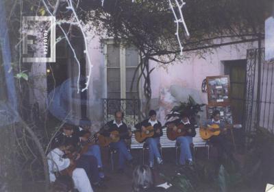 David Paganini, profesor de guitarra, con sus alumnos en Museo Chervo