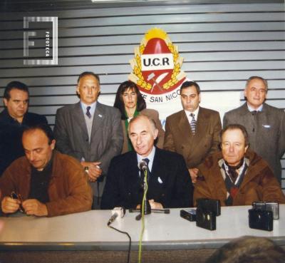 De la Rua en San Nicolás, conferencia de prensa en comité local. Pedro Novau, Elisa Carca, Leopoldo Moreau y otros.