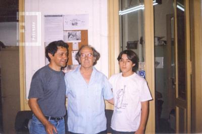 Adolfo Pérez Esquivel, premio Nobel de la Paz 1976, con el dibujante Emak y Juan E. Galeano