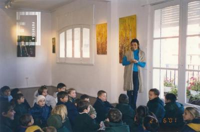 Verónica García con niños en Galería de Arte