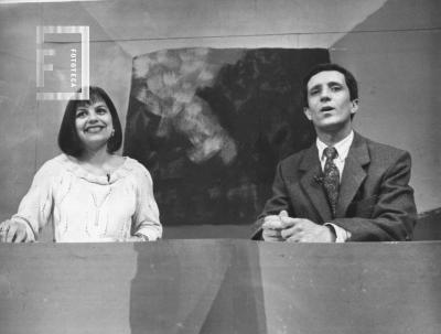 Alicia Alegre y Adrián Avenalli conduciendo el Noticiero de Canal 2