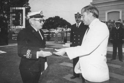Prefectura. El Intendente Díaz Bancalari entrega Escudo Heráldico al Ayudante Mayor Lozada