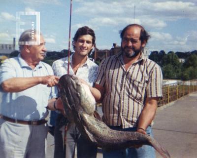 Pescadores con surubí