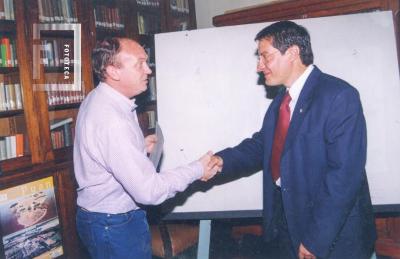 Ricardo Primo recibe el diploma por el Intendente luego de la charla (Cementerio)