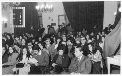 Sala auditorio con asistentes