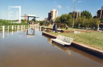 Creciente del Paraná (4, 24 m), costanera inundada