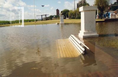 Creciente del Paraná (4, 66 m), costanera inundada