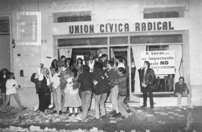 Gente frente a sede UCR, Plebiscito 1994