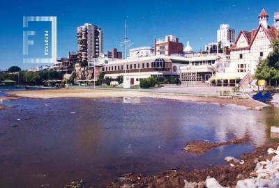 Creciente del Paraná frente al Club de Regatas