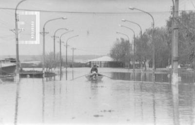 Creciente del Paraná, en canoa por Av. Alberdi