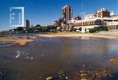 Creciente del Paraná frente al Club de Regatas