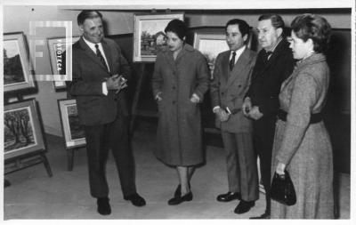 Exposición Pictórica. Grupo con expositor