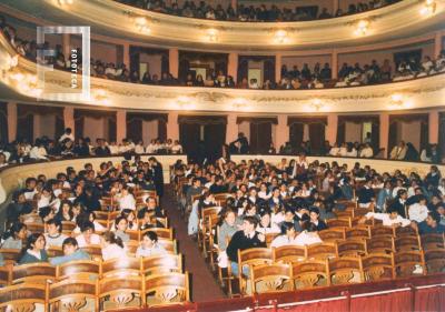 Teatro Municipal con público juvenil (ONU)