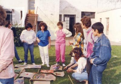 Curso de Acuarela dictado por Sra. de Stemberg. Alumnos observando trabajos