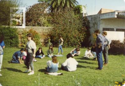 Curso de Acuarela dictado por Sra. de Stemberg. Alumnos sentados en el césped