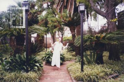 Lucy Inda actuando en los jardines del Museo Chervo