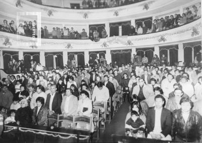 Público de pie en el Teatro, en homenaje a Roberto Quevedo,