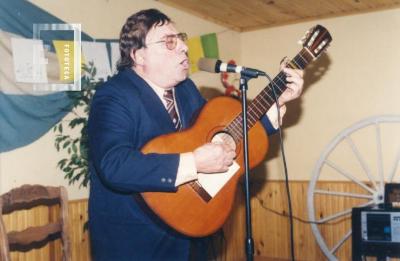 Cacho Baños cantando
