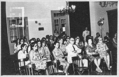 Sala auditorio con asistentes