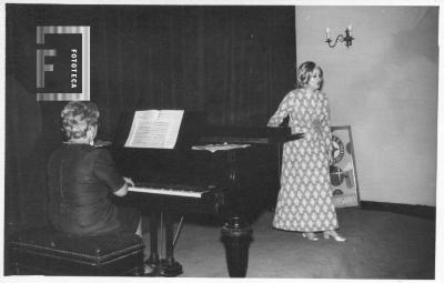 Pianista y cantante (damas)