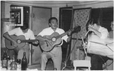 Américo Guzmán y otros músicos