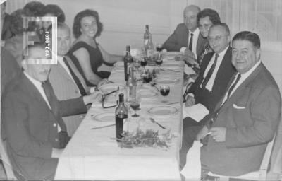 Dr. Carlos Covi y otros en cena