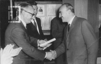 José María Gonzales Conde, de la Soc. Numismática Argentina y Jorge Ríos. Detrás, Sr. Efron.