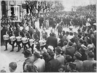 Desfile frente a Plaza Mitre