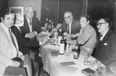Oscar Fulía, Roberto Wenk y otros en restaurante