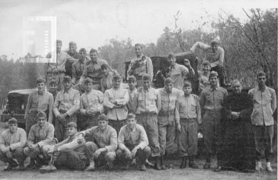 Monseñor Francisco Juan Vennera con grupo de soldados