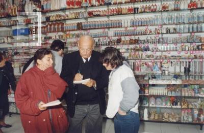 Bernardo Neustadt, firmando autógrafos en santería
