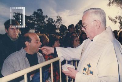 Padre Pérez dando comunión en Campito de la Virgen