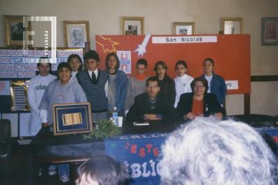 Roberto Salinas y Estela Peralta, con alumnos EGB Nº 44 en la Feria del Libro