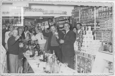 Grupo festejando en interior almacén