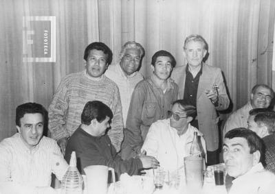 Grupo con Pablo Leiva, boxeador (1º izq), Fulvi (parado der.), Graziano, ciclista (1º der.) y Nino Suárez (sentado, anteojos)