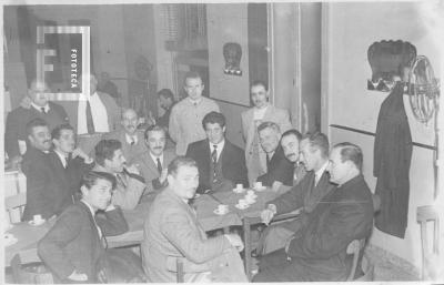 Grupo en café