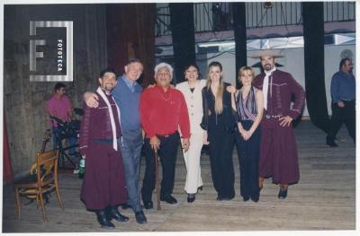 Chumbito Dotty y el Cantor de Santa Fe, junto con amigos