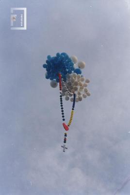 Globos elevando el Rosario