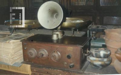 Radio antigua en Almacén de López, Italia y Ameghino
