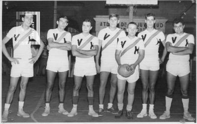 Grupo de basquetbolistas