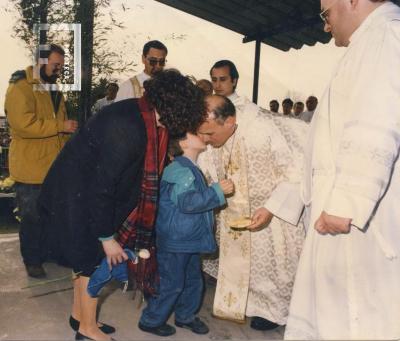 Misa en Campito de la Virgen del Rosario. Mons Castagna saludando