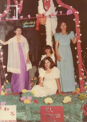 Carroza de la Fiesta de la Primavera, con Reina y Princesas
