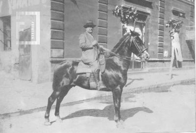 Sr a caballo, posiblemente Federico Bisogni