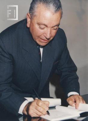 Miguel Julio Perret, presentando libro //Estigmas del fuego//