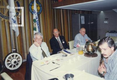 Enrique Omar Sívori en reunión Rotary Club, con R. Quijano, J. Ondarcuhu y J. C. Lascialandare