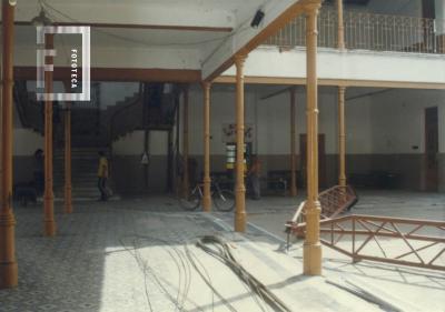 Patio de la Escuela Nº 1 con estructuras para su techado
