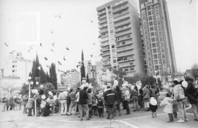 Acto en Plaza Mitre, suelta de palomas