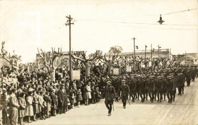 Desfile militar frente a Plaza Mitre