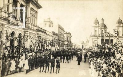 Desfile militar frente a Plaza Mitre y Club Social