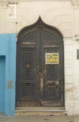Puerta de la casa de calle Pellegrini 237